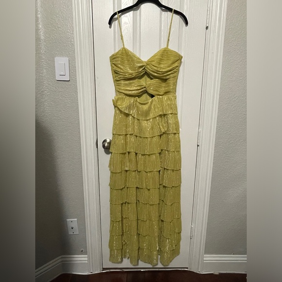 NWT Gianni Bini Grace Metallic Plisse
Sweetheart Neck Cut-Out Tiered Dress - Picture 7 of 9